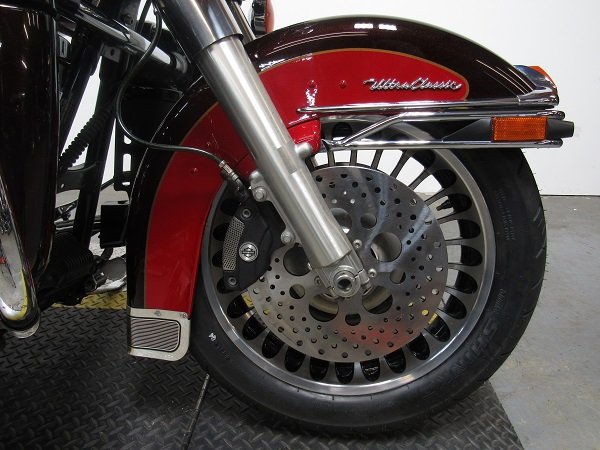 used-2010-harley-electra-glide-flhtcu-u5061-for-sale-in-michigan-wheel.JPG