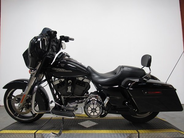 used-2015-harley-street-glide-flhx-u5072-for-sale-in-michigan-3.JPG