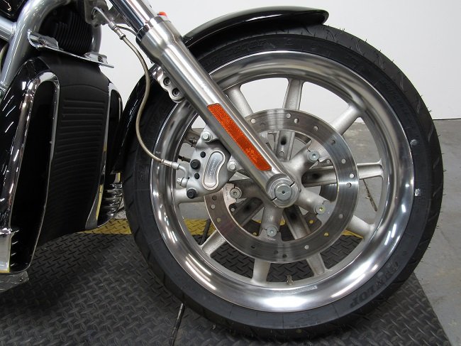 2005-used-harley-davidson-v-rod-vrsca-U5149-wheel.JPG
