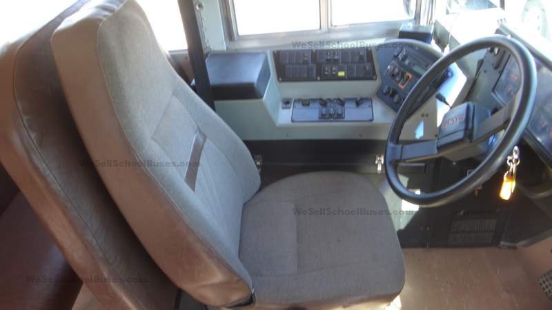 DSC00690 2002 GMC Bluebird 8.1L Allison Automatic Hydraulic Brakes 71 passenger Clean Used Flo...jpg