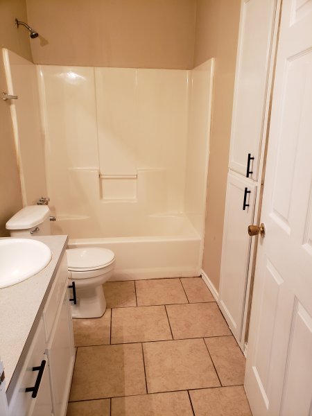 6-hall-bathroom.jpg 6-hall-bathroom.jpg
