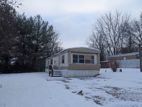 trailer next to 109(2).jpg