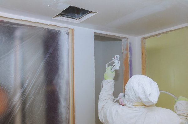 worker-painting-wall-with-spray-gun-in-white-color-2023-11-27-05-17-53-utc-1024x676.jpg