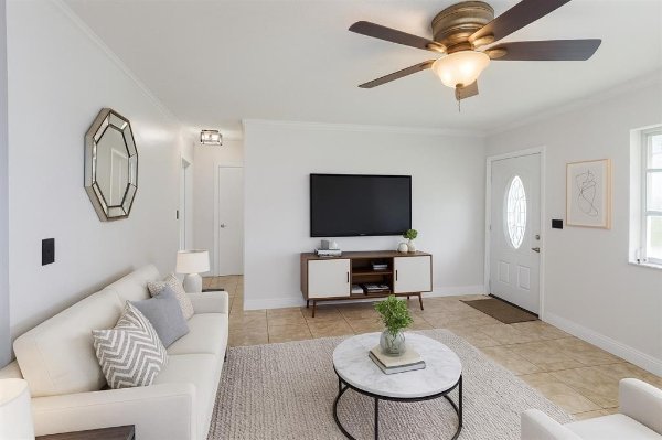 1611 NW 46th St002.jpg