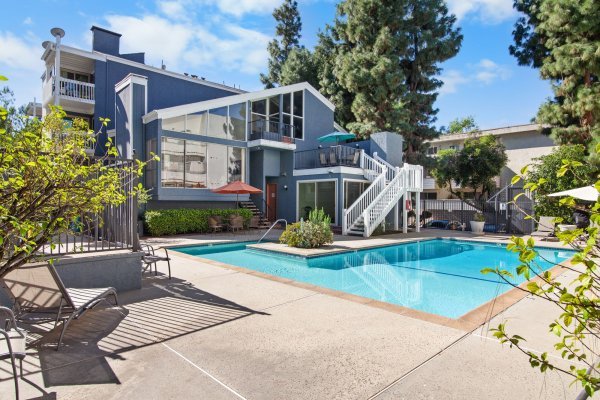 7-web-or-mls-17711 Margate St - 06.jpg