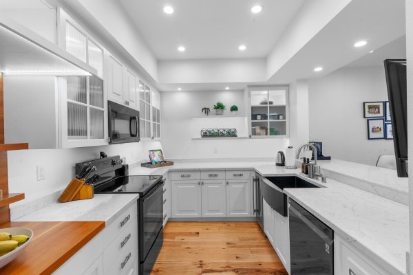 16-web-or-mls-17711 Margate St - 17.jpg